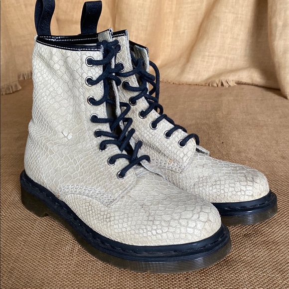 Dr Martens Pascal 1460 Snakeprint Cream High Shine Lace up Combat Boots - Picture 2 of 15